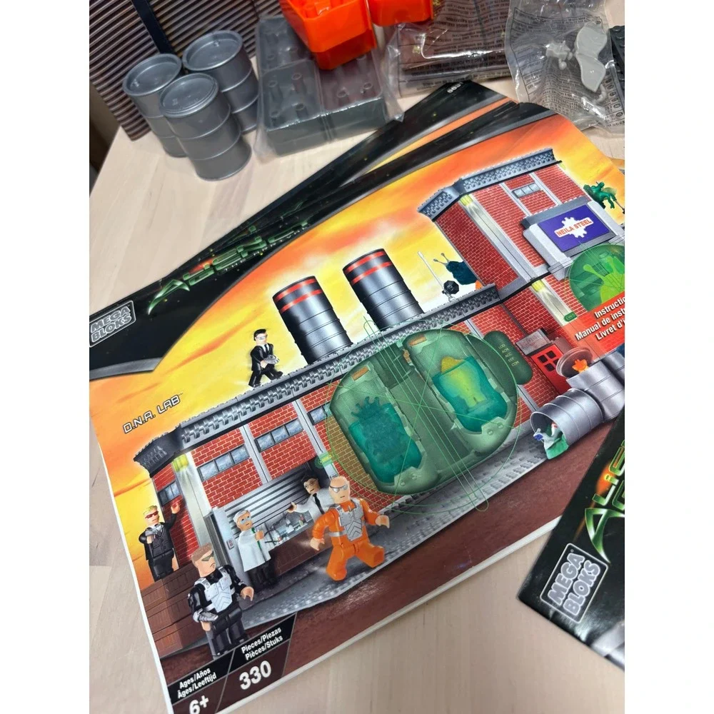 Mega Bloks Alien Agency Hangar 18 5621 & DNA Lab 5631 Mixed Lot 2002 Incomplete